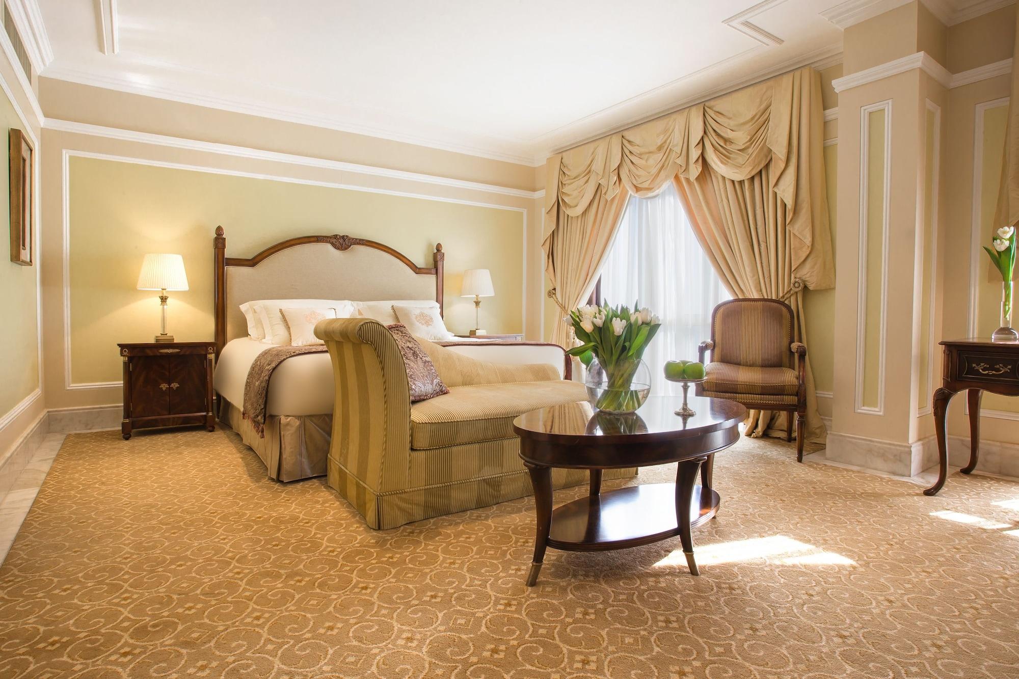 The Regency Hotel Kuwait Kuwejt Zewnętrze zdjęcie A bedroom at the Ritz-Carlton, Boston
