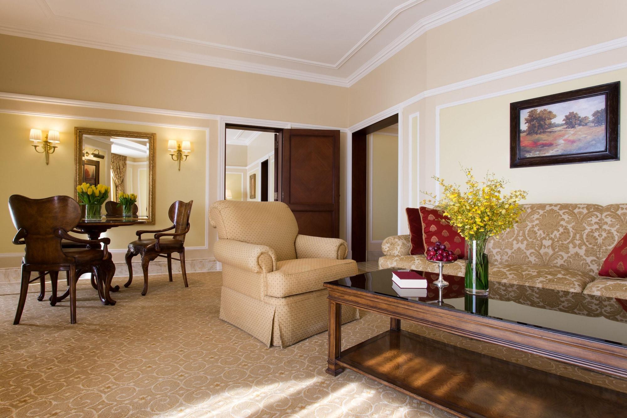 The Regency Hotel Kuwait Kuwejt Zewnętrze zdjęcie A suite at the Four Seasons Hotel