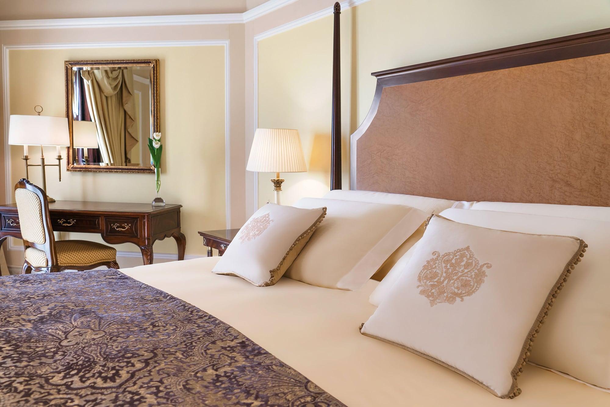 The Regency Hotel Kuwait Kuwejt Zewnętrze zdjęcie A bedroom at the Four Seasons Hotel