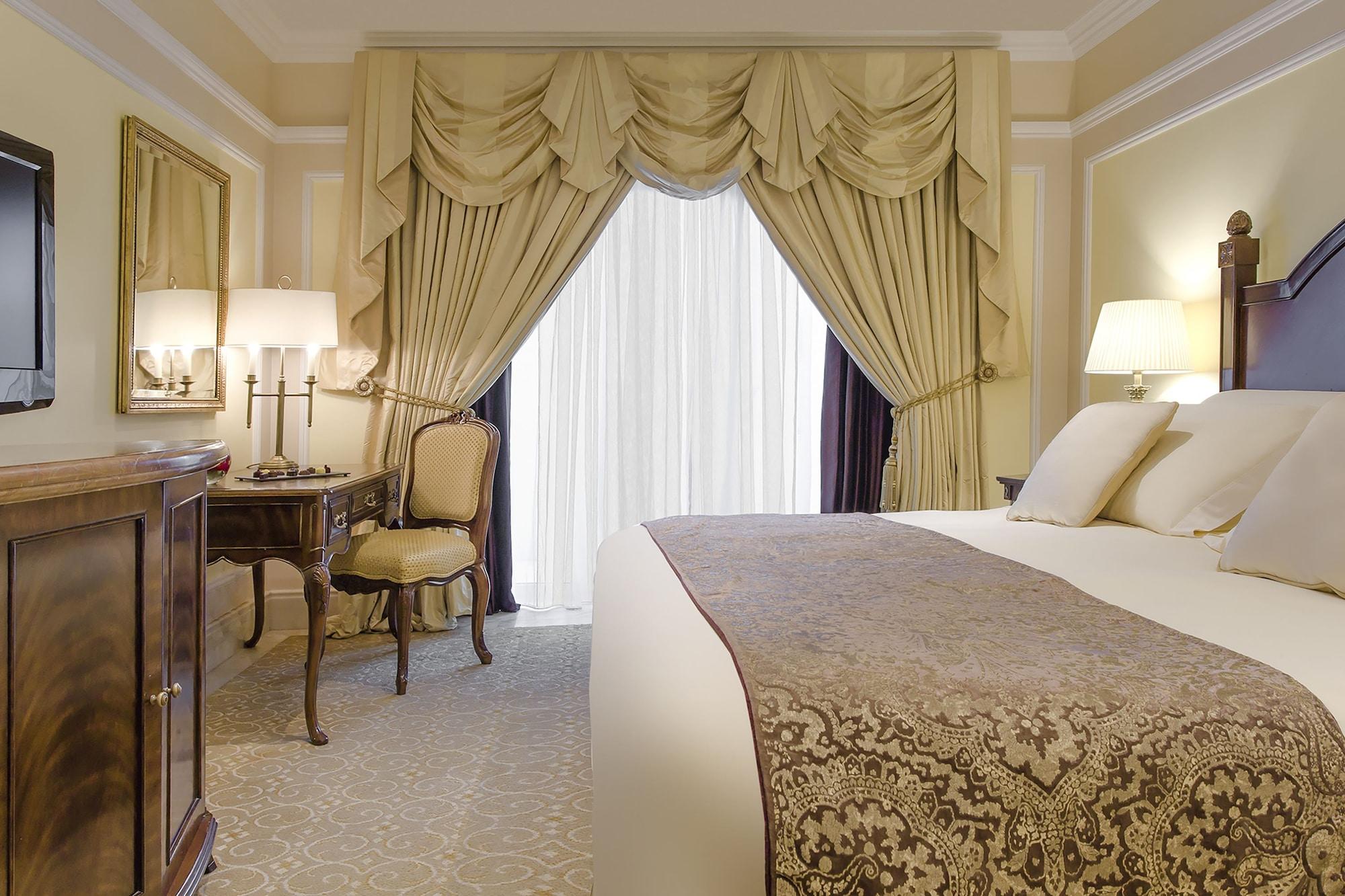 The Regency Hotel Kuwait Kuwejt Zewnętrze zdjęcie A guest room at The Ritz-Carlton, Boston