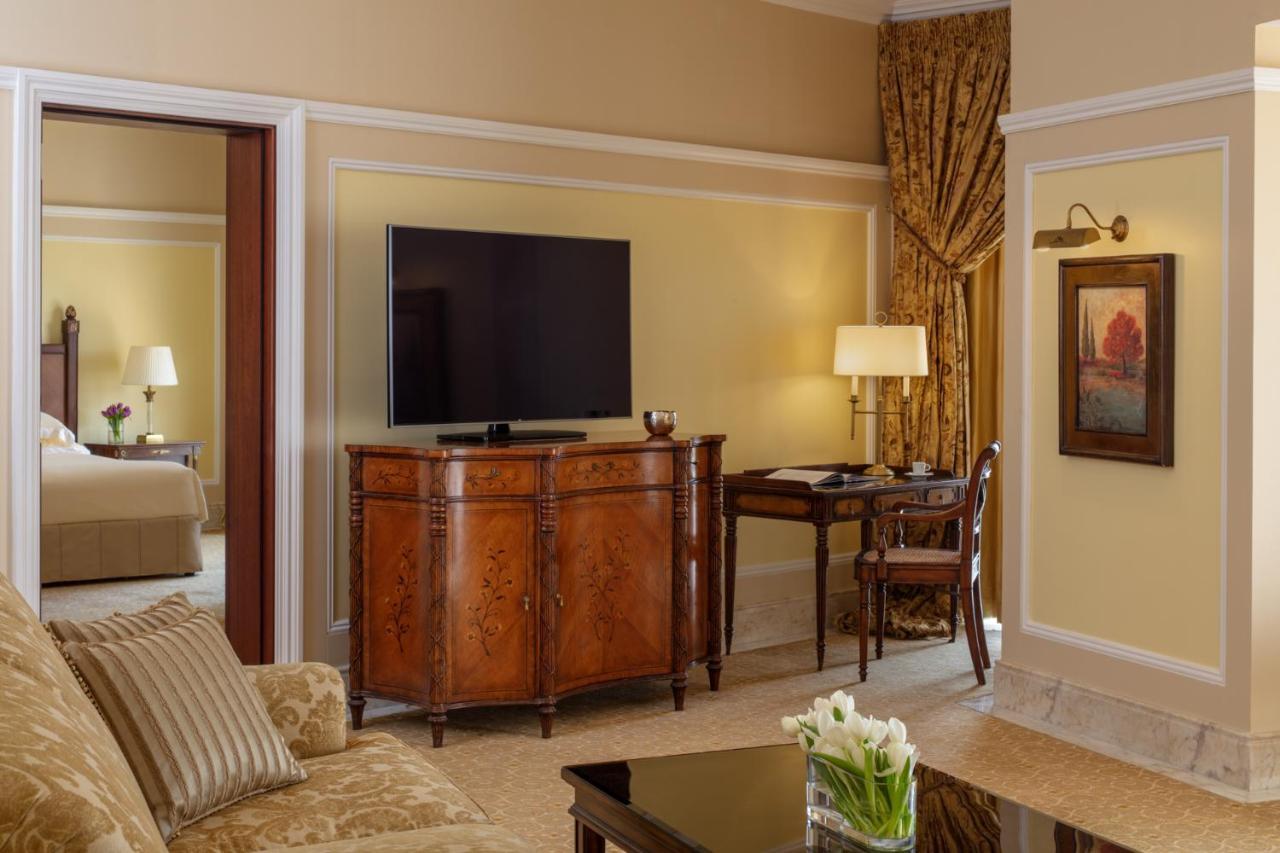 The Regency Hotel Kuwait Kuwejt Zewnętrze zdjęcie A suite at the Ritz-Carlton, Boston