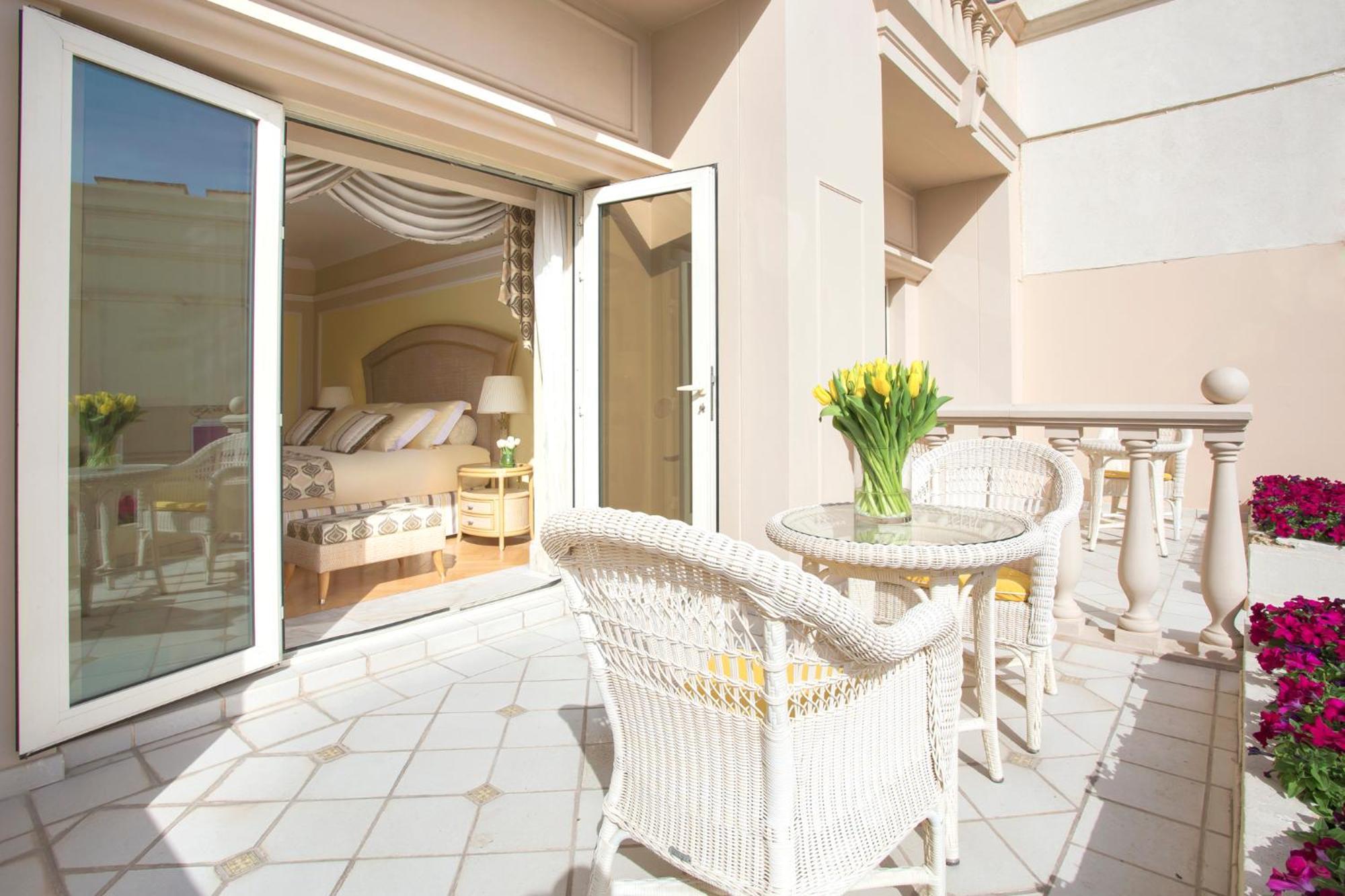 The Regency Hotel Kuwait Kuwejt Zewnętrze zdjęcie A balcony