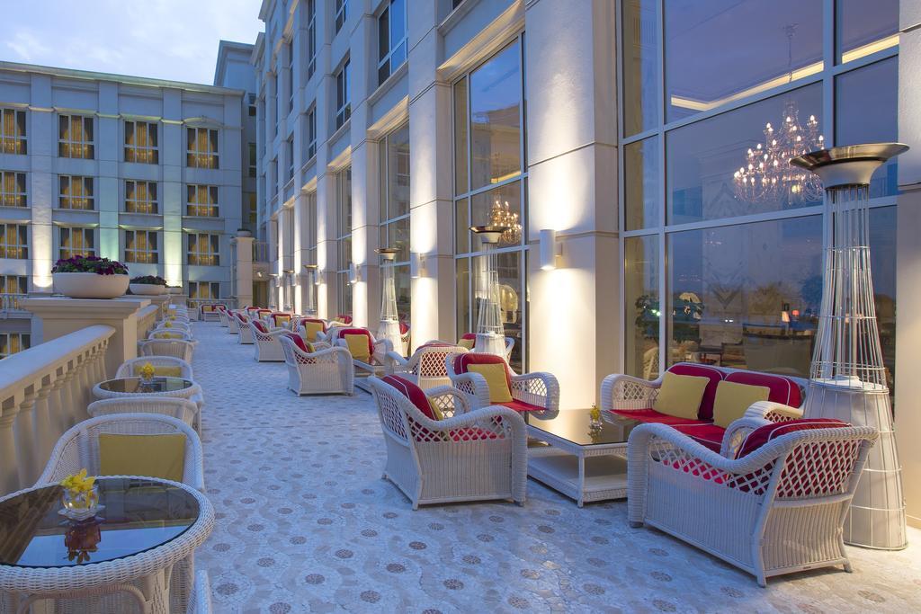 The Regency Hotel Kuwait Kuwejt Zewnętrze zdjęcie The lounge at the top of the hotel